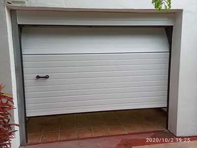 Estructura de puerta de garaje con soluciones para dintel reducido