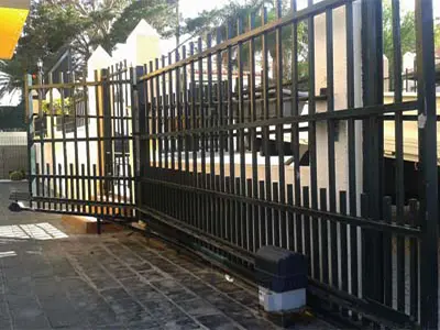 Puerta de garaje corredera partida para configuraciones especiales