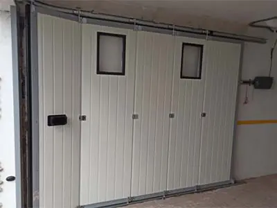 Puerta corredera curva automatizada para optimización de espacio