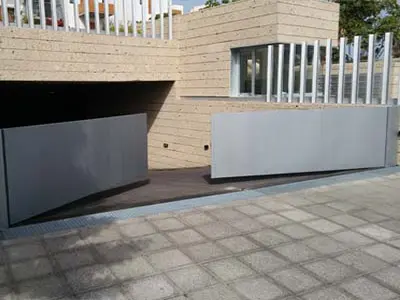 Puerta abatible de dos hojas automáticas para entradas residenciales