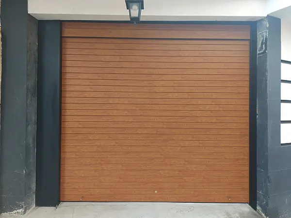Puerta enrollable automática con lamas texturizadas en acabado imitación madera