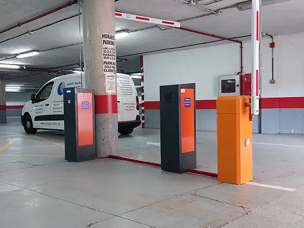 Maquinaria y terminales emisores y validadores automáticos de tickets de parking