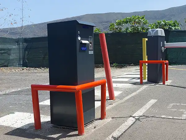 Tótem o equipo automático emisor de tickets para gestión de estacionamiento